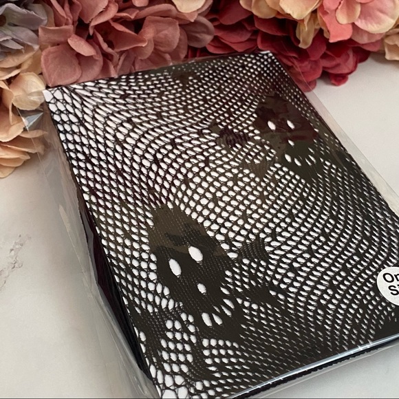 Sexy Skull & Crossbone Fishnet Pantyhose Stockings - Picture 13 of 16